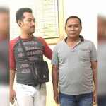Pelaku (kanan) saat diamankan di Mapolsek Gempol.