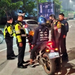 Patroli yang digelar petugas dari Polsek Balongbendo.