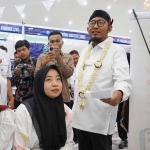 Bupati Sumenep, Ahmad Fauzi, bersama para pelamar kerja.