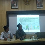 
NGAJI MARITIM: Ketua BKNU Sidoarjo Badrus Zaman (tengah) memberikan paparan saat acara Ngaji Maritim, Kamis (17/3) malam. foto istimewa