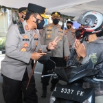 Kapolda Jatim Irjen Pol Nico sedang menyapa warga yang akan mengikuti vaksinasi drive thru di Polres KP3.