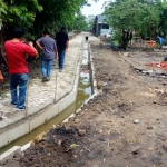 Kondisi mengenaskan sisa proyek drainase dan pavingisasi di Lingkungan Kedungsari. foto: YUDI EP/ BANGSAONLINE