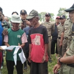 Warga saat melakukan penolakan pembangunan SMP Negeri 3 di Kelurahan Tanggung. foto: AKINA/ BANGSAONLINE