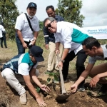 Direktur Operasional Perum Jasa Tirta I ,Milfan Rantawi (tengah), saat menanam pohon alpukat di Desa Sibisa, Kecamatan Ajibata, Kabupaten Toba.
