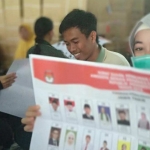 Proses sortir dan pelipatan surat suara di KPU Pacitan. (foto: Yuniardi Sutondo/BO)