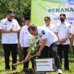 Bupati Jember Hendy Siswanto turut serta dalam kegiatan penanaman 25.000 bibit pohon yang dilaksanakan oleh LP2M Unej di Desa Klungkung Kecamatan Sukorambi.