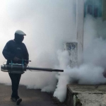 Petugas saat melakukan fogging di Kelurahan Temas, Kota Batu.