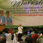 PAPARAN: Workshop Penjaringan Potensi dan Iptek Keolahragaan yang digelar KONI Sidoarjo, di Hotel The Sun Sidoarjo, Rabu (20/12). Foto: MUSTAIN/BANGSAONLINE 