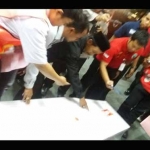 Proses serah terima jenazah dari maskapai ke Pemprov Jatim di Bandara Juanda. Selanjutnya jenazah diserahkan kepada pihak keluarga. foto: biro humas dan protokol