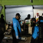 Petugas saat mengevakuasi penemuan 2 mayat perempuan dalam rumah di Jalan Sulawesi, Kecamatan Sananwetan, Kota Blitar.