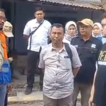 Bupati Kediri, Hanindhito Himawan Pramana (kanan), terlihat kesal kepada pegawas proyek pembangunan trotoar di Kampung Inggris Pare. Foto: Ist