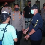 Kapolresta Sidoarjo, Kombes Pol Kusumo Wahyu Bintoro saat berada di RSUD Sidoarjo bersama Kasat Reskrim Polresta Sidoarjo, AKP Oscar Stefanus Setja (kaos biru lengan panjang).