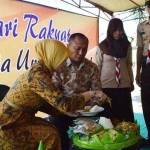 Wabup dengan istri memotong tumpeng saat acara tasyakuran di rumah barunya. (hadi prayitno/BANGSAONLINE)