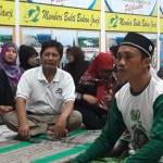 Pendiri RGS-SQ Kab Gresik, H.M Khozin (kaus putih) bersama relawan. foto: syuhud/ BANGSAONLINE