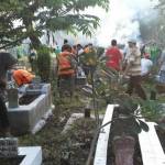 Warga, TNI, Polri dan PNS melakukan kerja bhakti membersihkan makam.