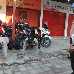 Dua anggota Polres Ngawi yang kedapatan tak memakai masker melaksanakan sanksi fisik berupa hukuman push up.