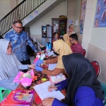 Pj Wali Kota Batu saat meninjau pelaksanaan Gebyar Posyandu.