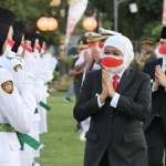 Gubernur Jawa Timur Khofifah Indar Parawansa dalam pengukuhan anggota Pasukan Pengibar Bendera Pusaka (Paskibraka) Provinsi Jatim di halaman Gedung Negara Grahadi, Surabaya, Ahad (15/8). foto: humas pemprov jatim