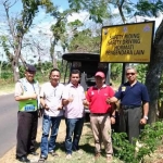 Jajaran Polsek Kerek dan pihak PT. SI saat memasang papan imbauan.