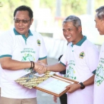 Kepala Sub Bagian Mineral dan Batubara ESDM Jawa Tengah, Agus Sugiharto, saat menyerahkan penghargaan Good Mining Practice (GMP) 2023 peringkat terbaik 1 kategori Skala Besar kepada Plt Direktur Utama PT Semen Gresik, Muchamad Supriyadi. Foto: Ist