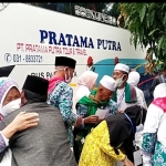 Ratusan jemaah haji asal Kabupaten Tuban saat tiba di Bandara Juanda.