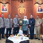 Gubernur Khofifah saat menerima audiensi pimpinan OJK di Gedung Grahadi (dok. Pemprov Jatim)