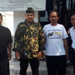 Ketua PC GP Ansor Sidoarjo Riza Ali Faizin bersama pengurusnya berkeliling gereja untuk berkoordinasi.