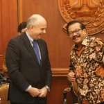 Gubernur Jatim menerima kunjungan Dubes Amerika Serikat Joseph R Donovan Jr bersama Konjen AS Surabaya di Grahadi, kemarin (1/3). foto: istimewa