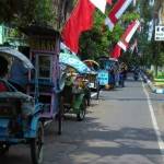 Pedagang Kaki Lima di Jalur sepeda KH Wahid Hasim Jombang. foto: RONY S/ BANGSAONLINE