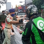 Menwa Universitas Islam Malang (Unisma) saat berbagi takjil di depan kampus setempat.