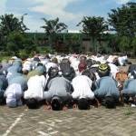 Para pelajar di Gresik sujud syukur usai dinyatakan lulus UN. foto: SYUHUD/ BANGSAONLINE