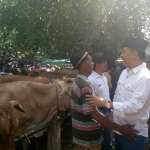 Gus Syaf saat dialog dengan pedagang sapi di pasar Kabuh. foto: BANGSAONLINE