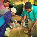 Warga harus mengantre untuk mendapatkan bubur As Syuro. foto: GUNAWAN/ BANGSAONLINE