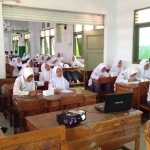 Siswa-siswi MA Manbail Futuh sedang diberikan materi jurnalistik oleh pemateri dari PWI Tuban.