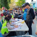 Petugas Satlantas Polres Lamongan melakukan penindakan kepada pengendara yang melanggar.