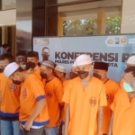 Puluhan pengedar narkoba saat dihadirkan Polres Probolinggo Kota dalam konferensi pers pengungkapan kasus.