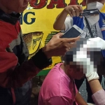 Korban bernama Ramadhani (28) saat ditangani oleh BPBD Kota Surabaya.