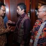 Wagub Jatim Saifullah Yusuf bersama Dirut BPJS Ketenagakerjaan Elvin GM dan Direktur Kepesertaan dan Hubungan Antar Lembaga BPJS Djunaidi di acara Customer Gathering di JW Marriot, Jumat (14-3-2014) malam.foto:nisa/BANGSAONLINE