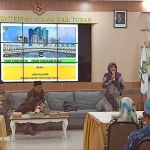 Kepala Kantor Kemenag Kabupaten Tuban, Hj. Umi Kulsum, saat menyampaikan sambutan dalam acara pembekalan hak dan kewajiban jemaah haji.