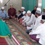 Suasana tahlil Ayahanda Riza Shahab, Zein Shahab di Masjid Al Kaff Kelurahan Gebang, Kecamatan Patrang.