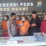 Salah satu tersangka pembobolan toko pakaian di Ngawi saat ditanya pegugas Polres Ngawi dalam pers rilis, Jumat (2/12/2022)