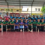 Tim Bola Voli Kabupaten Kediri dan Gresik sebelum melakukan laga uji coba. Foto: Ist