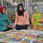 Ketua TP PKK Gresik, Hj. Maria Ulfa Sambari ketika menggelar program beberan KB. foto: SYUHUD/ BANGSAONLINE