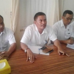 Direktur Utama PDAM Lamongan, Ali Mahfudi, saat jumpa pers di Resto Cacak Lamongan.