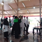 Bupati Bangkalan R. Abdul Latif Amin Imron mengambil sumpah Yulianto saat pelantikan PAW Ketua BPD Mrandung.