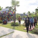 Wali Kota Risma (depan) meresmikan Taman Mozaik dan Sentra Wisata Kuliner (SWK) Wiyung sekaligus, Sabtu (29/8). foto: ist.