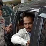 Abraham Samad dikawal polisi saat tiba di Bandara Hasanuddin Makassar. Foto: tempo.co.id