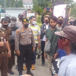 Kasi Pidsus Kejari Gesik, Dymas Adji Wibowo dan Jaksa saat menemui pendemo. (foto: SYUHUD/ BANGSAONLINE)