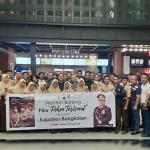 Kapolres Bangkalan AKBP Boby P. Tambunan foto bersama para pelajar dan wartawa, usai nobar film Pohon Terkenal.
