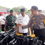 Kapolres Pacitan AKBP Setyo Kus Heriyatno saat mengecek kelengkapan senjata usai gelar pasukan.

